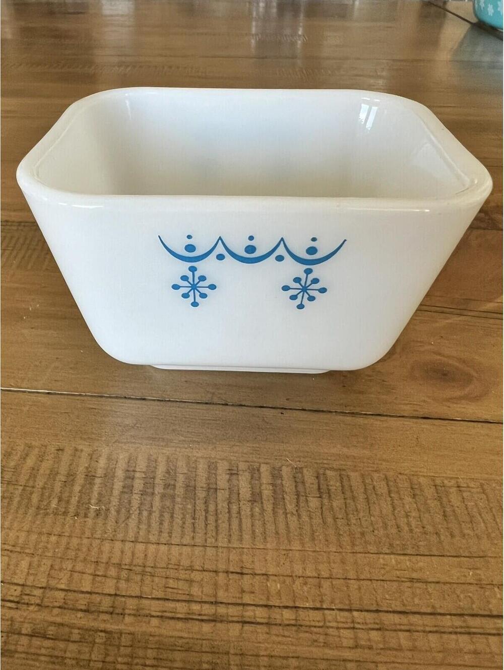 Vintage Pyrex 501B 1 1/2 c Rectangle Refrigerator Dish Blue Snowflake Garland